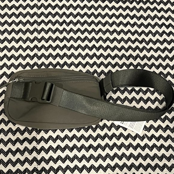 NWT Grey Sage lululemon Everywhere Belt Bag - Picture 9 of 10